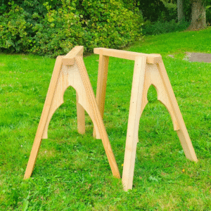 Tréteaux médiévaux en bois, XIIIᵉ–XVᵉ siècles