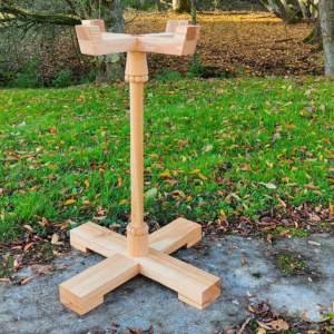 Lavabo médiéval sur pied en bois, reconstitution XIVᵉ–XVᵉ siècles