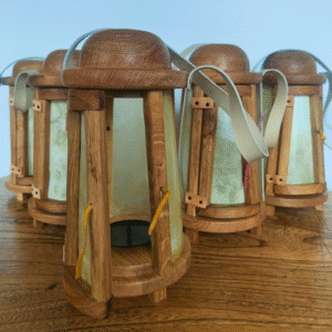 Lanterne médiévale ronde en bois, porte et anse en cuir