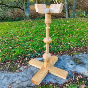 Lavabo médiéval sur pied en bois, reconstitution XIVᵉ–XVᵉ siècles