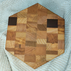 Planche à découper hexagonale réalisée en bois de bout