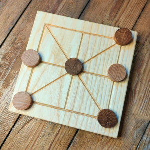 Jeu de mérelle de trois médiéval en bois, reconstitution artisanale